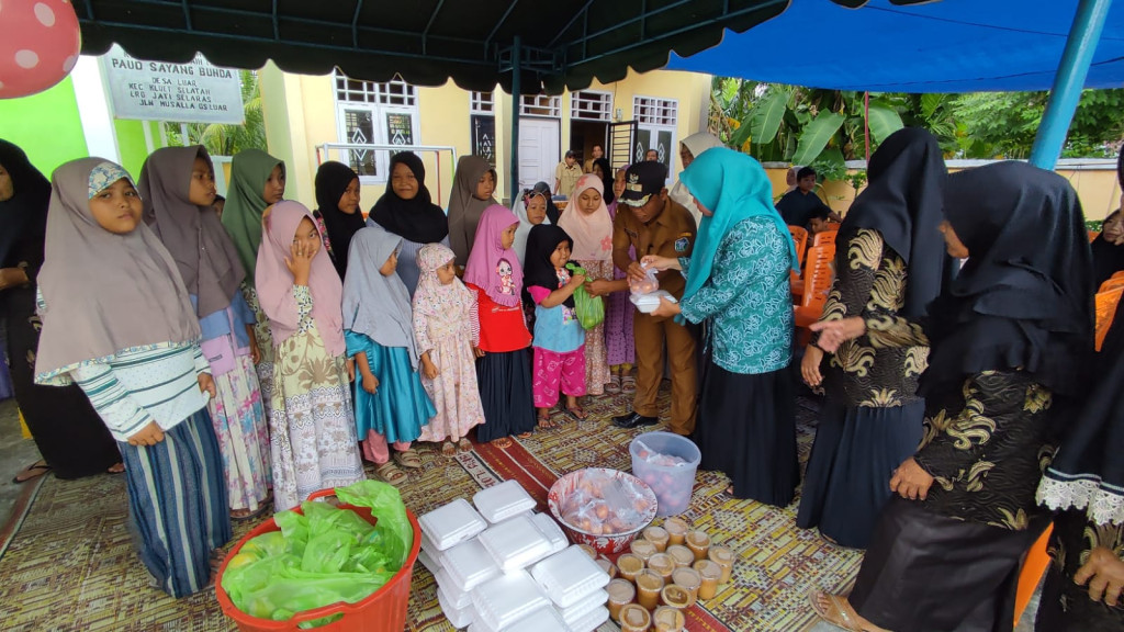 Pemberian Makanan Tambahan Gizi Balita,ibu Hamil dan Anak sekolah di depan Gedung POSYANDU 